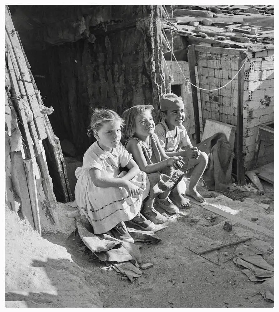 Tres niños sentados