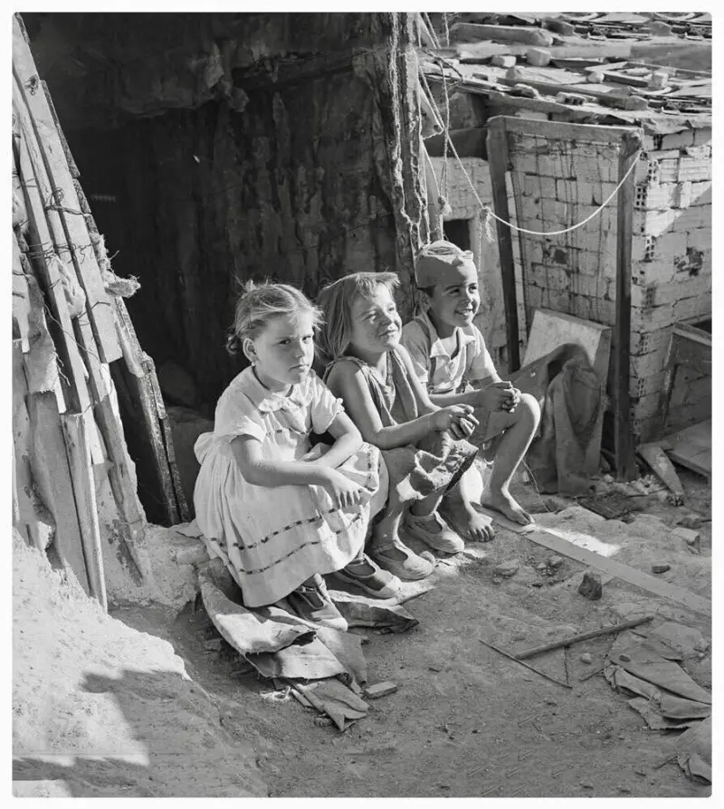 Tres niños sentados