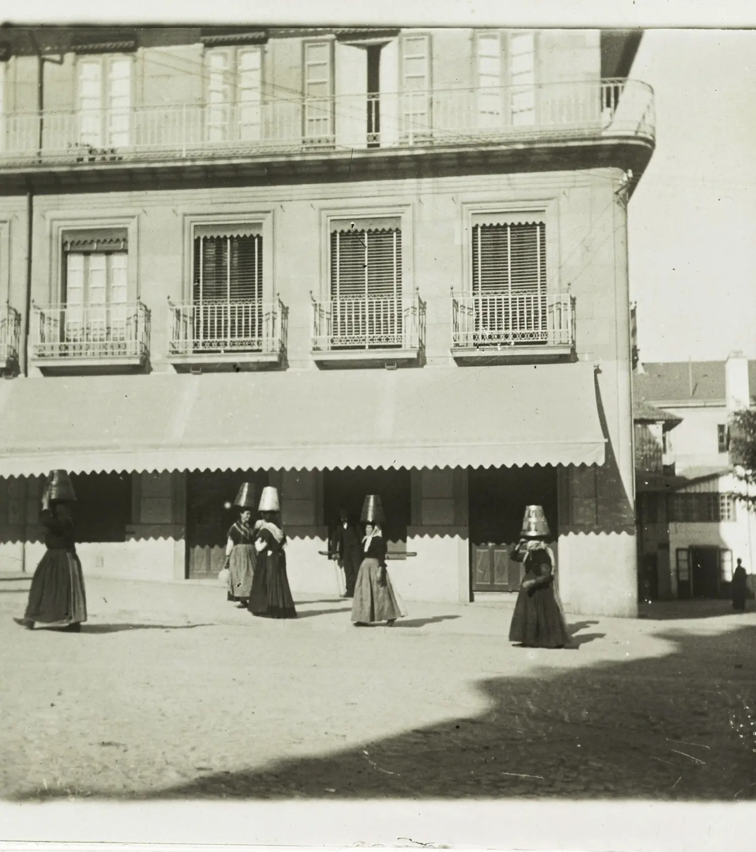 Mulleres con sellas.