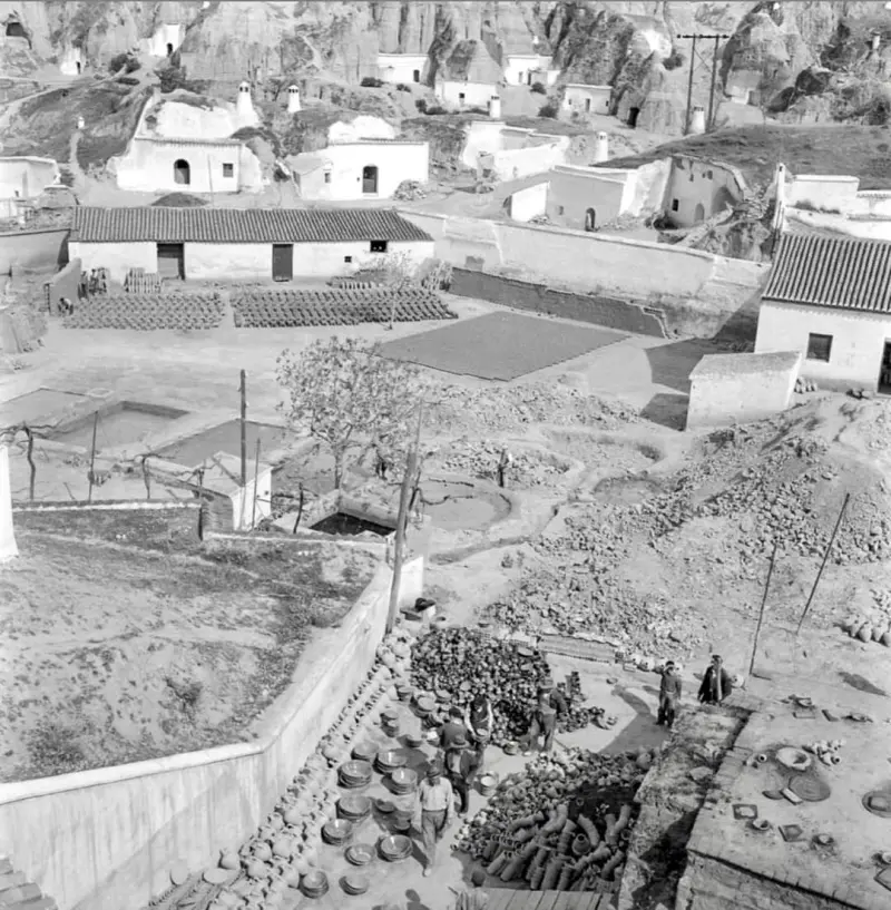 Vista de la Casas-Cueva, taller de cerámica y elaboración de tejas.
