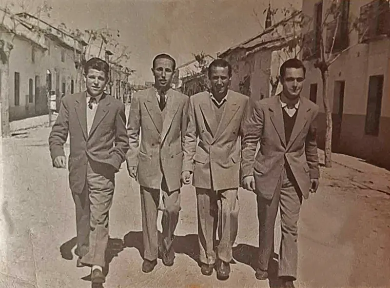 Amigos por la calle Enmedio.