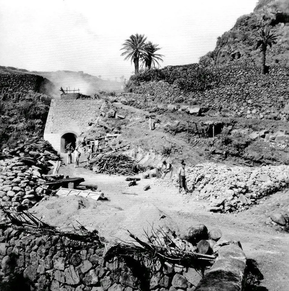 Trabajadores horno de la cal de Breña Baja