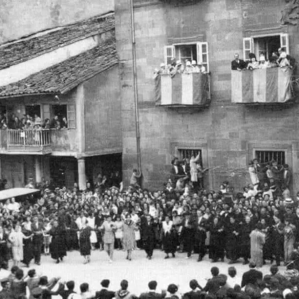 Danza prima delante del Palacio de Ferrera 