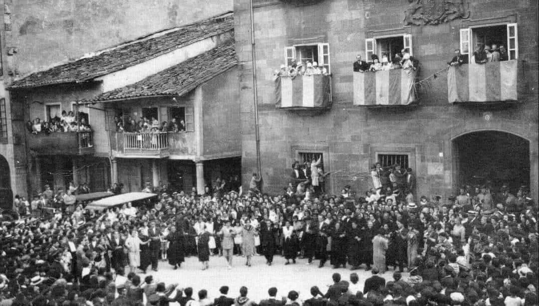 Danza prima delante del Palacio de Ferrera 