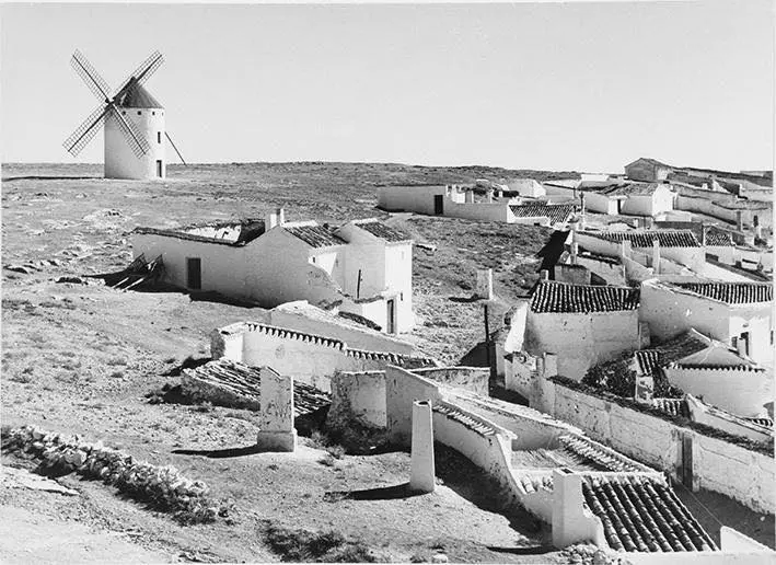 Vista parcial de la población y molino de viento.