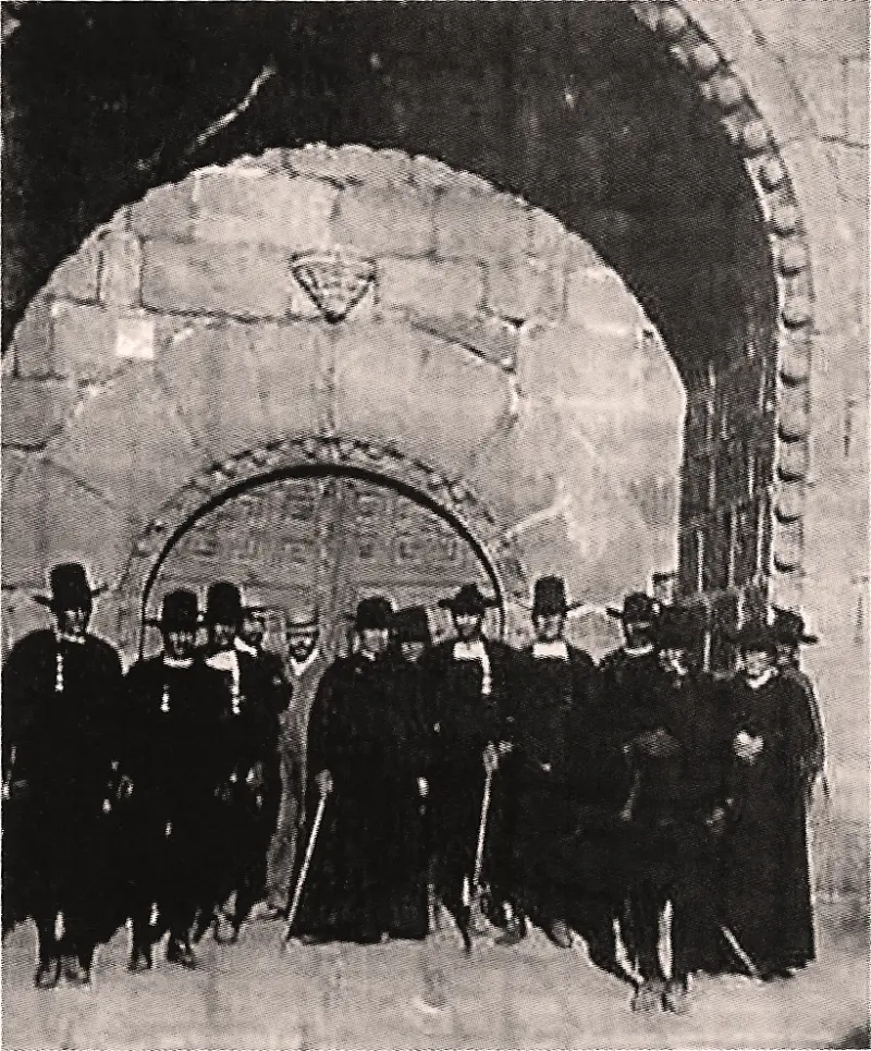 Autoridades ecleciasticas y civiles en la puerta de la iglesia.