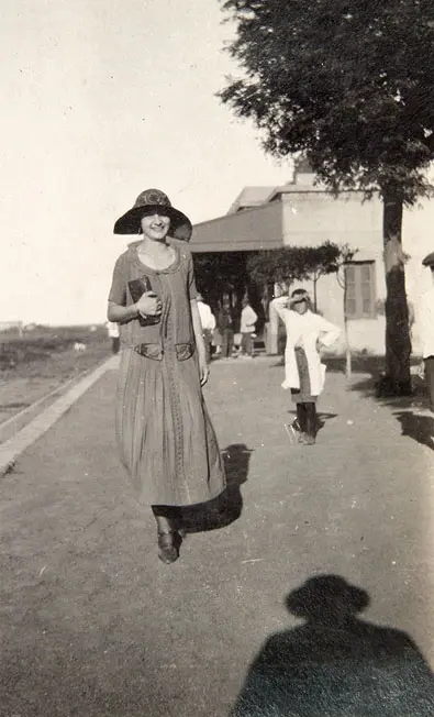  Nieta de Luis Badía en la estación de ferrocarril. 