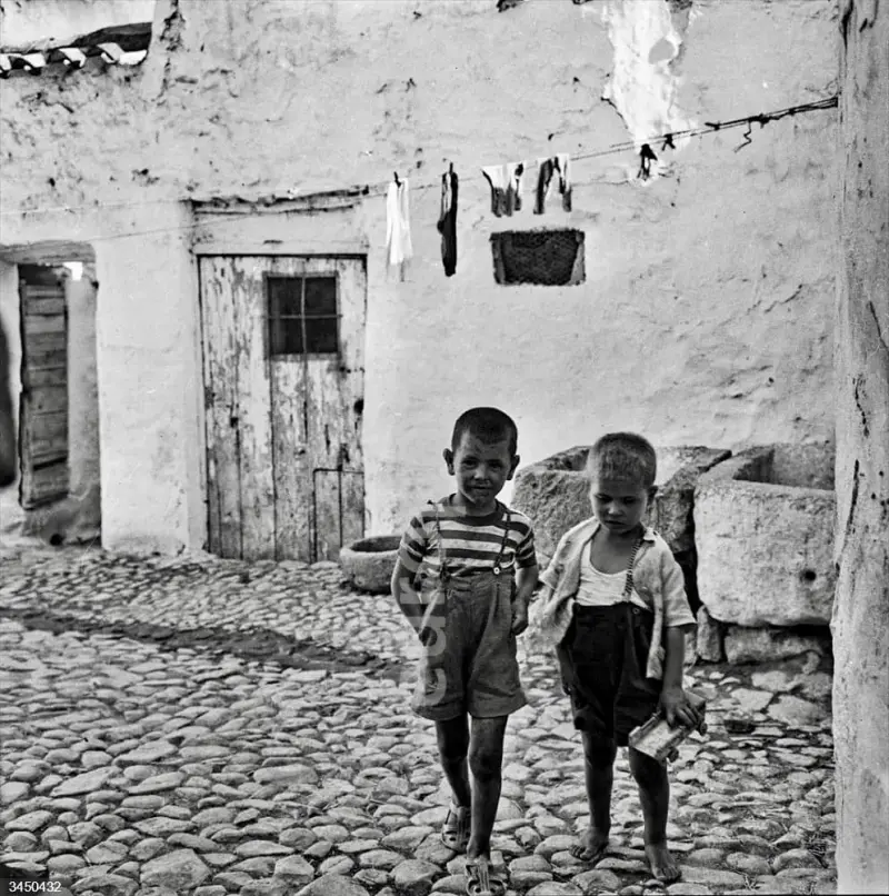 Children. Niños en un Patio