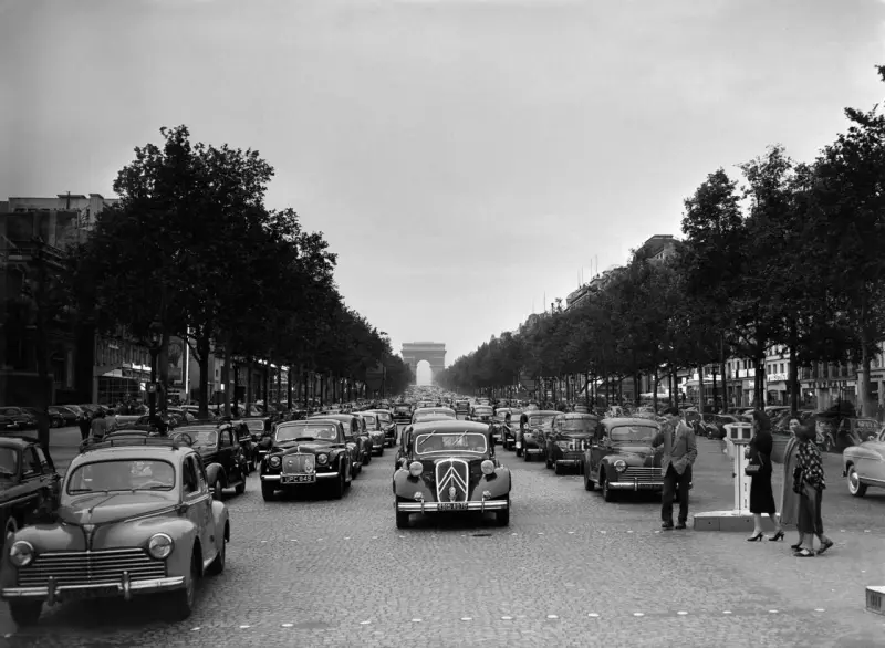 Traffic on the Champs Elysées