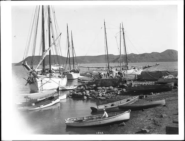 Embarcaciones en la costa de Guaymas
