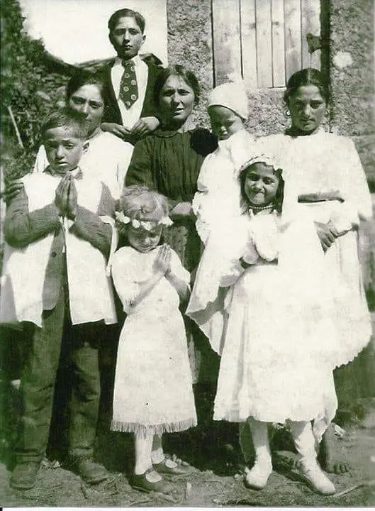 Mãe com os filhos em dia de festa