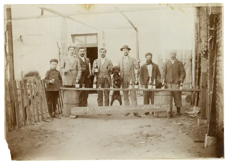 Grupo de trabajadores brindando por el descanso dominical.