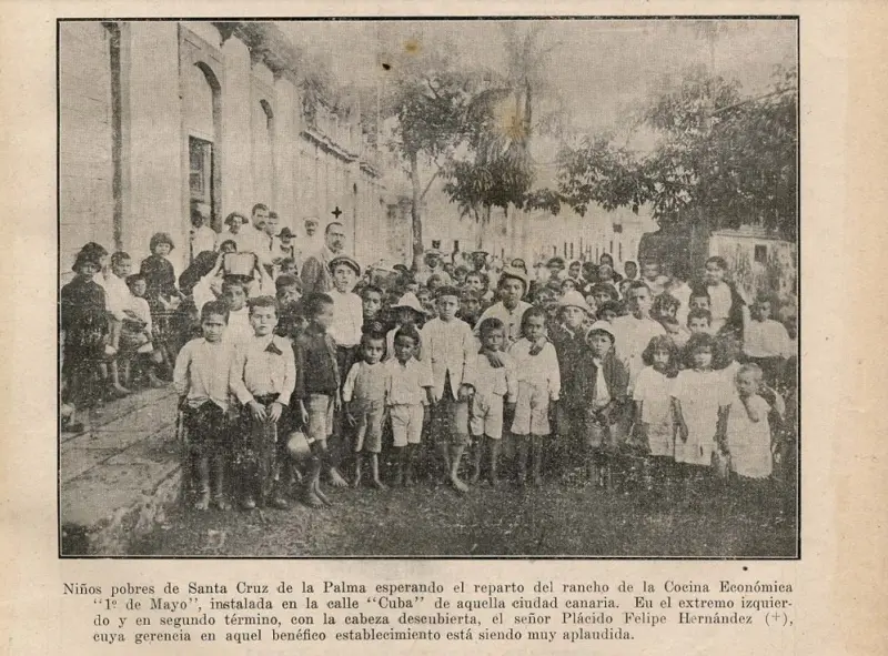 Niños pobres esperando el reparto del rancho.