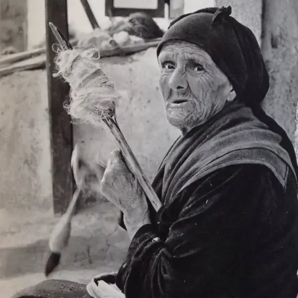 Mujer hilando