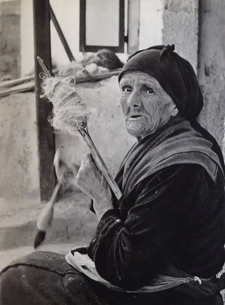 Mujer hilando Mujer hilando