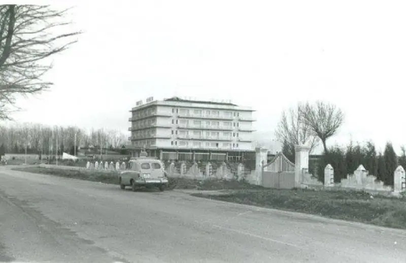 Hotel Regio en la Ctra. de Madrid. 