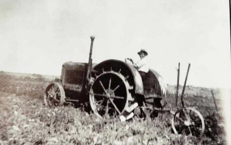 Anastasio Mozaz trabajando la tierra 