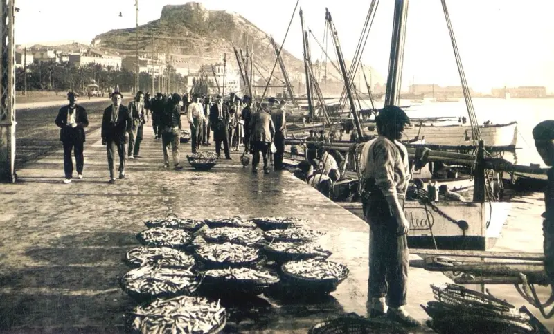 Descargando el pescado de las barcas