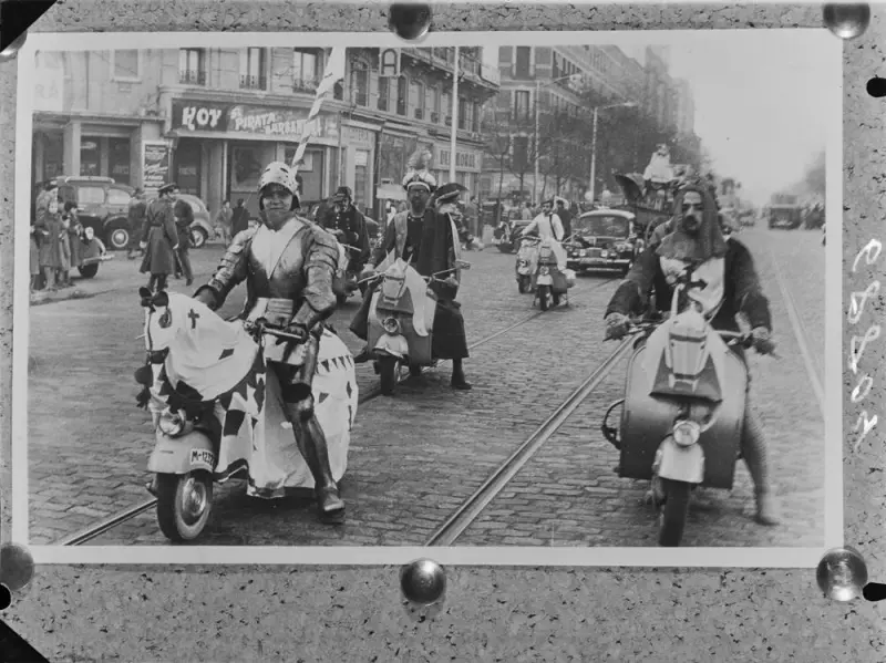 Desfile de motocicletas Vespa 