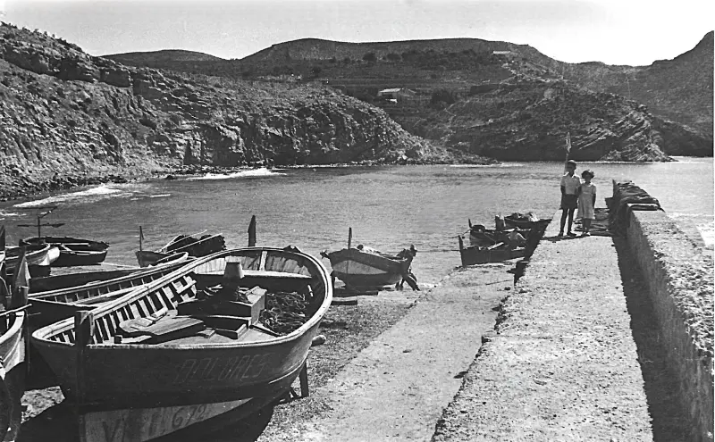 Puerto, con barcas varadas