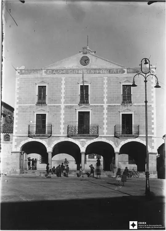 Plaza de España y Ayuntamiento.