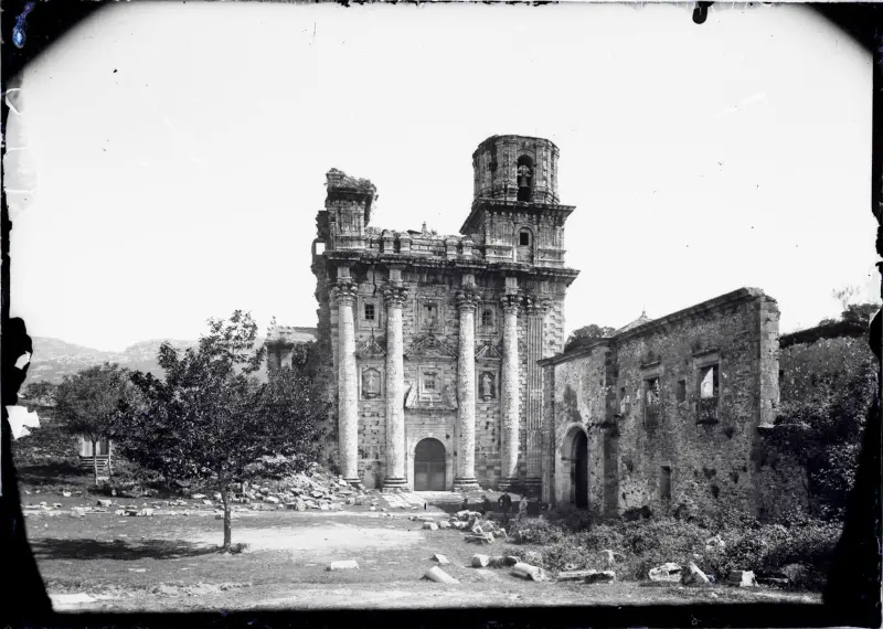 Fachada principal del monasterio de Santa María de Monfero.