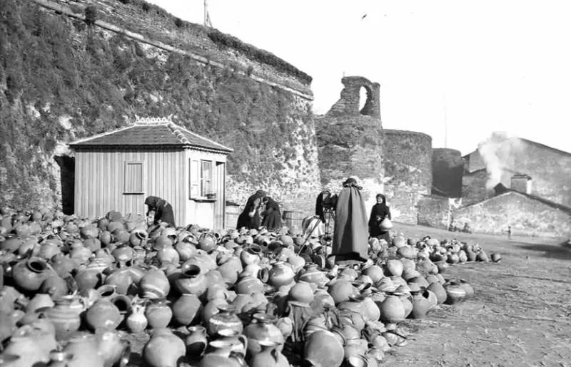 Mercado de alfarería en el exterior de la muralla 