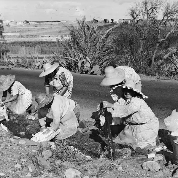 Lavando ropa en la tajea o acequia