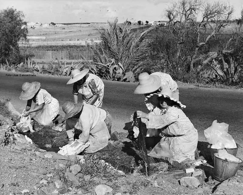 Lavando ropa en la tajea o acequia