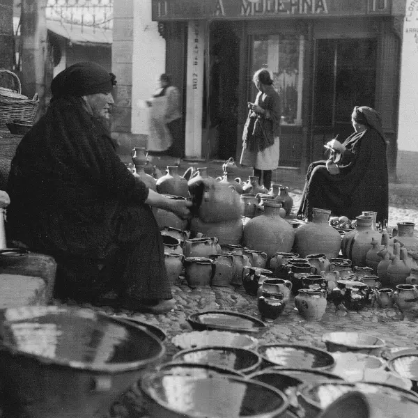 Puesto de alfarería en el mercado de los martes