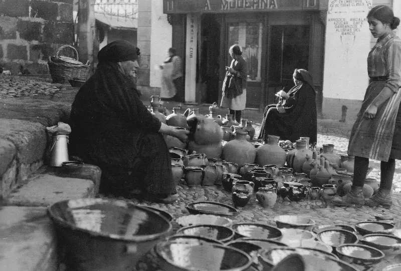Puesto de alfarería en el mercado de los martes