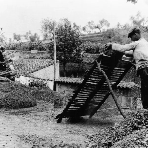 Hombre cerniendo el barro