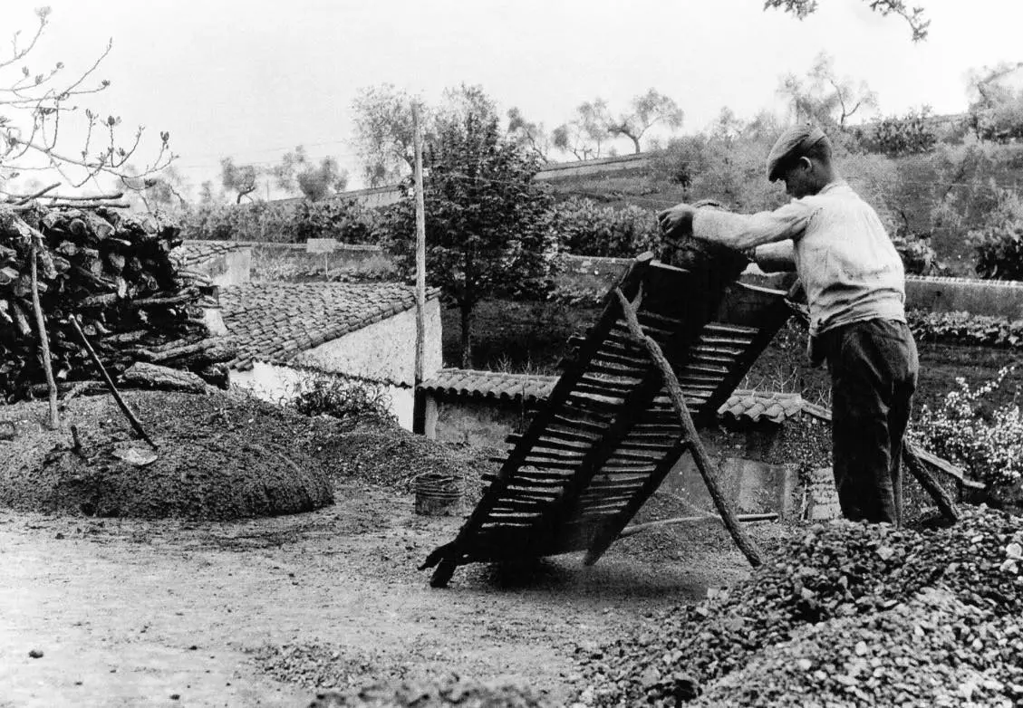 Hombre cerniendo el barro