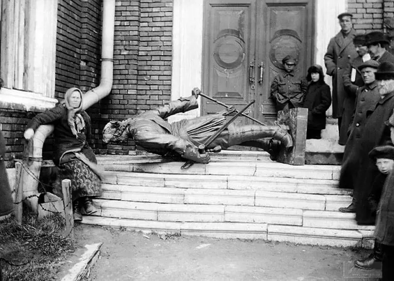 Removal of Monument to Peter I