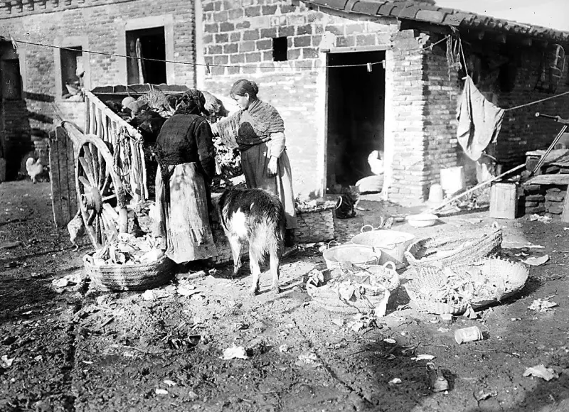 Traperos vaciando el carro de basura