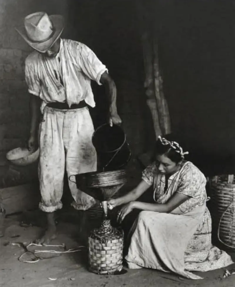 Llenando la Garrafa de Mescal