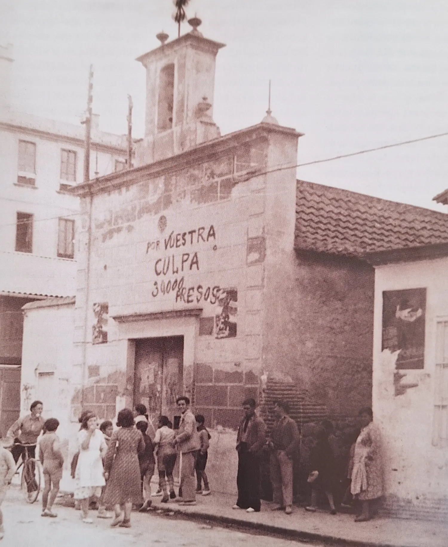 Iglesia con pintadas Iglesia con pintadas