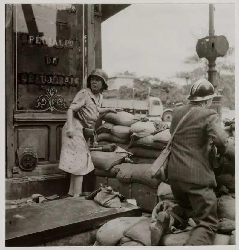 Mujer y hombre en una barricada