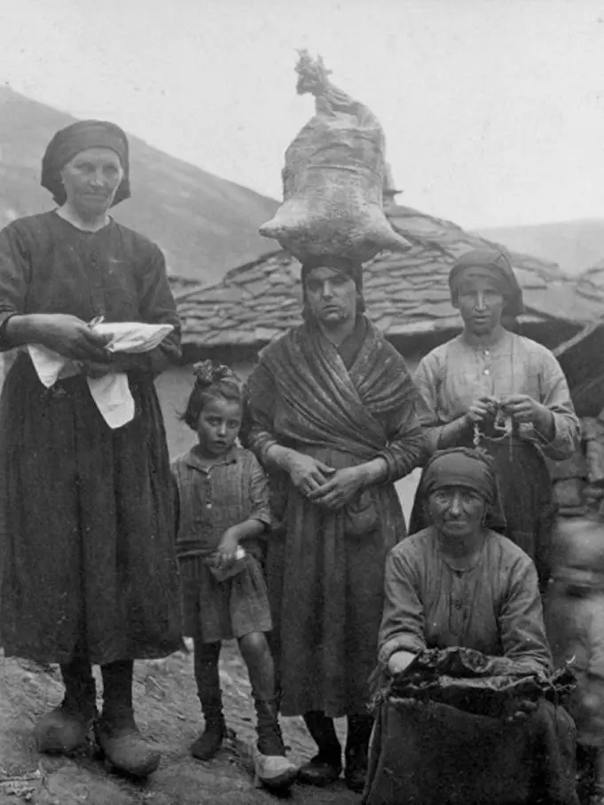 Varias mujeres y una niña 