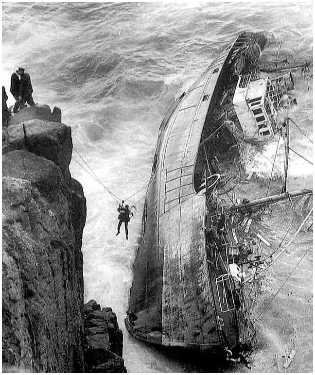 Evacuation of the crew of a stranded trawler