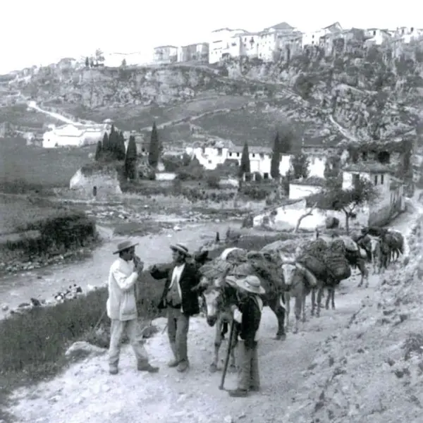Arrieros y al fondo Ronda