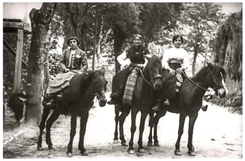 Tres mujeres a caballo.