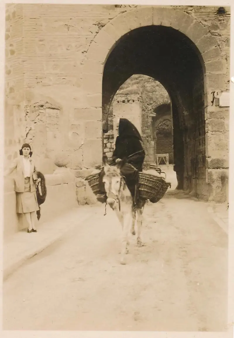 Anciana mujer en burro