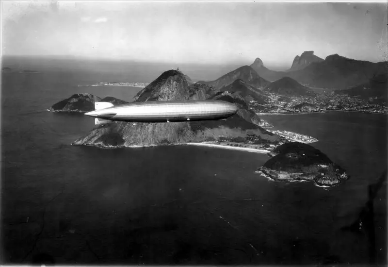 LZ 127 Graf Zeppelin sobrevolando Río de Janeiro