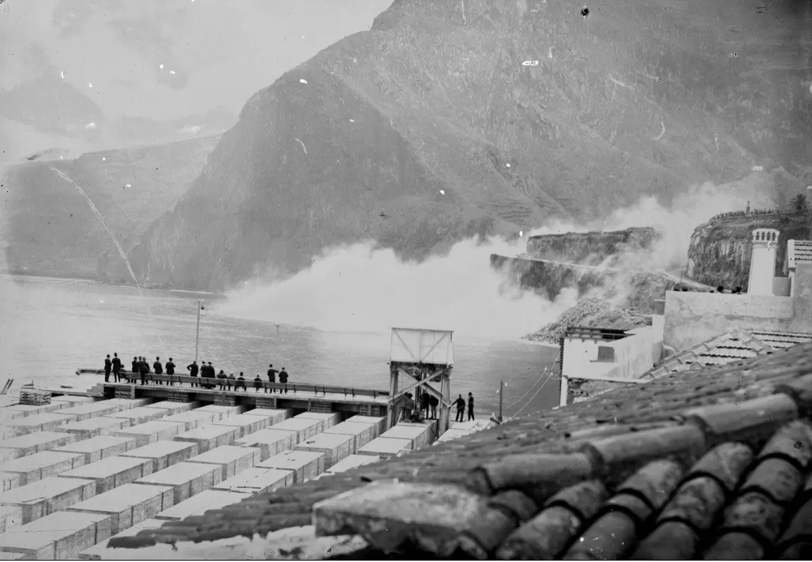 Voladura risco del muelle para la nueva carretera