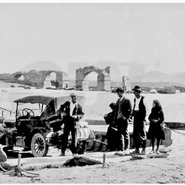 Barca de Alconétar sobre el río Tajo