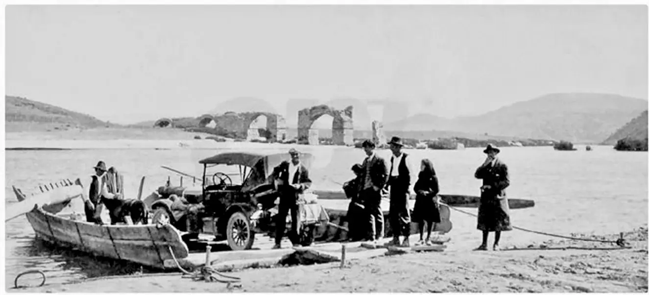 Barca de Alconétar sobre el río Tajo