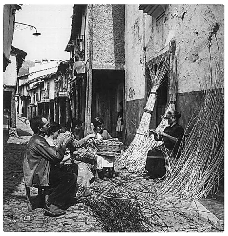Mujeres y hombre pelando mimbres