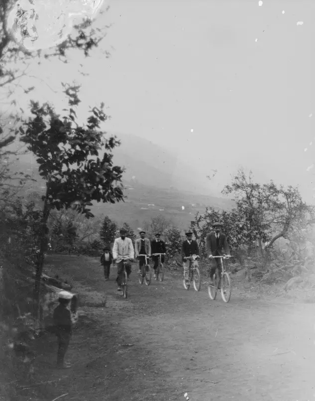 Ciclistas por Las Breñas.