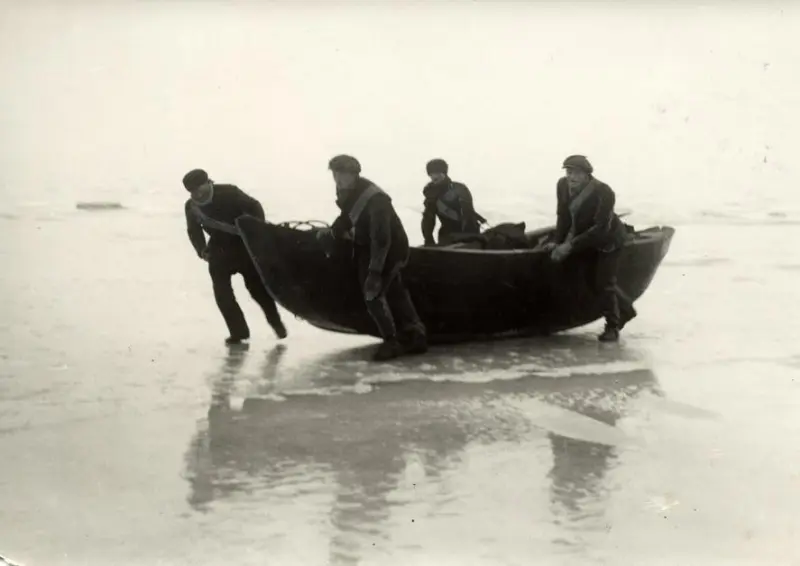 Postmen trying to get to Urk Island